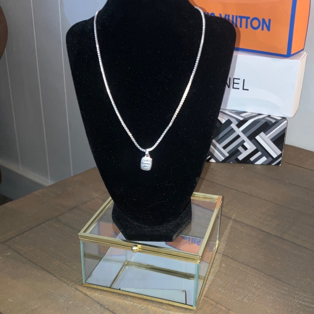 Elegant Silver Necklace with Pendant